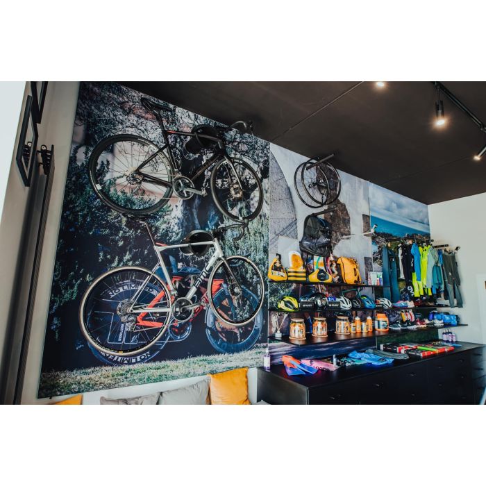 Textilný panel v obchodě s bicyklemi